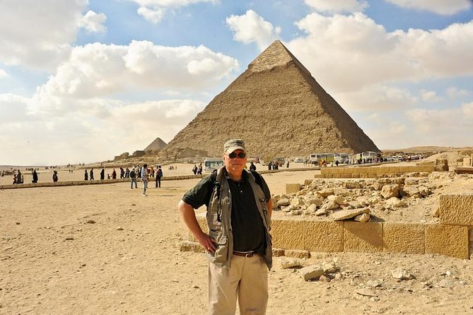 4-Hours Private Guided Tour to Giza Pyramids, Sphinx and The Valley Temple - Facing Cheops, the largest pyramid