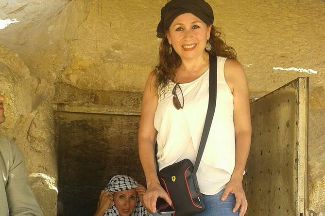 8-Hour Private Guided Tour to Giza Pyramids Memphis and Saqqara from Cairo - Giza: the big three pyramids and the Sphinx