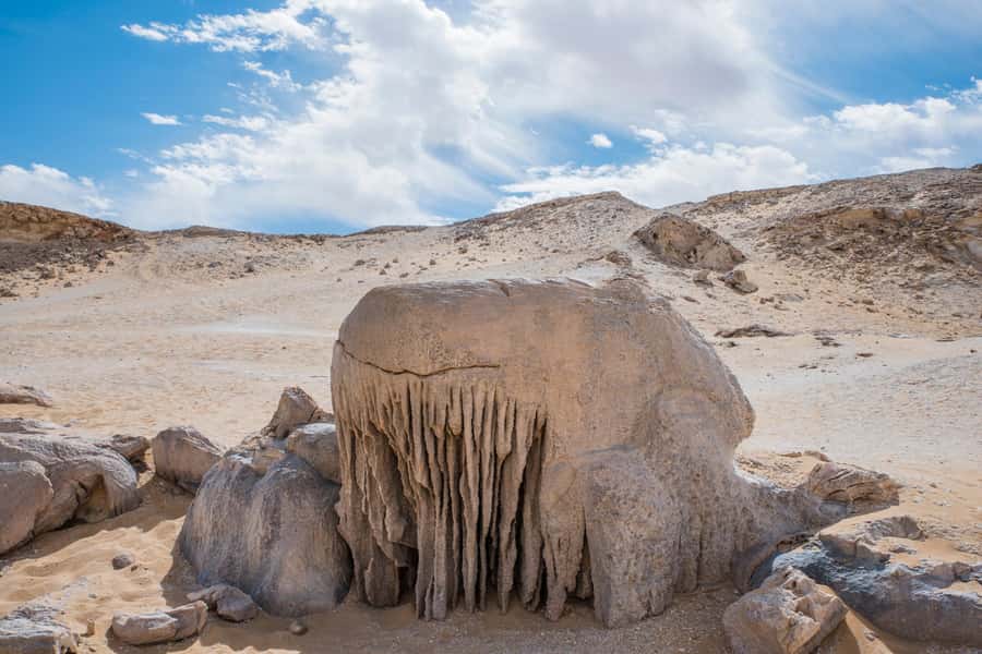 Cairo: 2-Day Bahariya Oasis Camp and Desert Tour - Morning breakfast and the climb to English Mountain