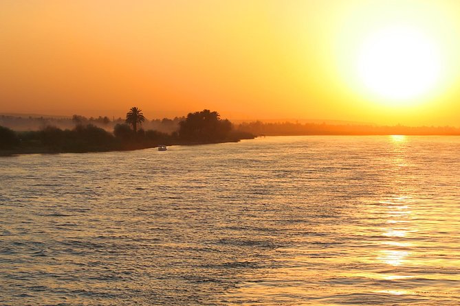 Cairo dinner Cruise with Belly dancer show - Live Egyptian music sets the tone