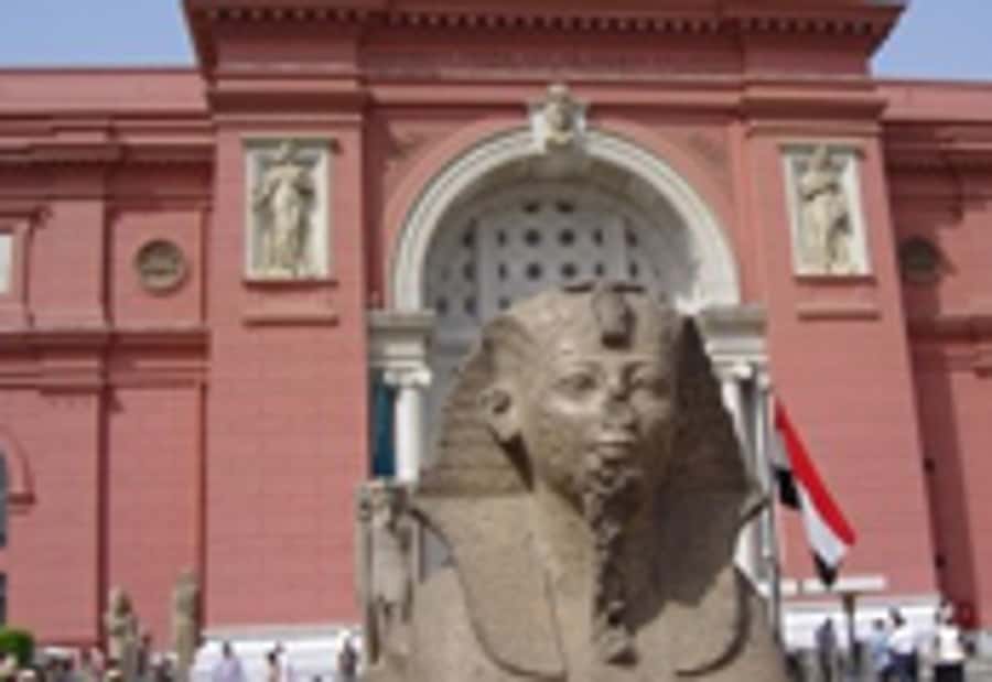 Cairo: Egyptian Museum 4-Hour Private Tour with Transfer - Entering a museum built for far more than four hours