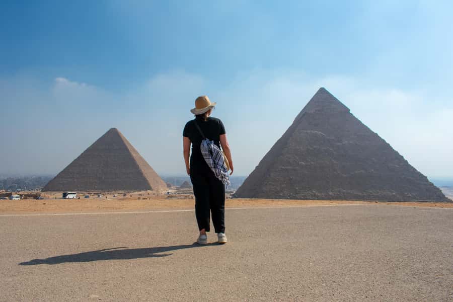 Cairo: Egyptian Museum, Pyramids & Bazaar Tour - Egyptian lunch in Giza