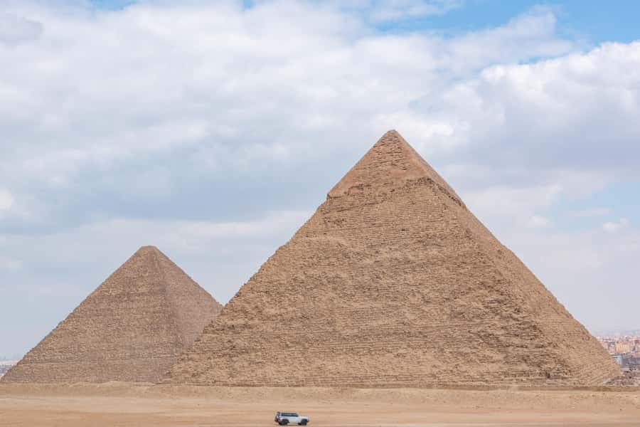 Cairo: Giza Pyramids, Museum & Tahrir Square Private Tour. - Seeing all three Giza Pyramids