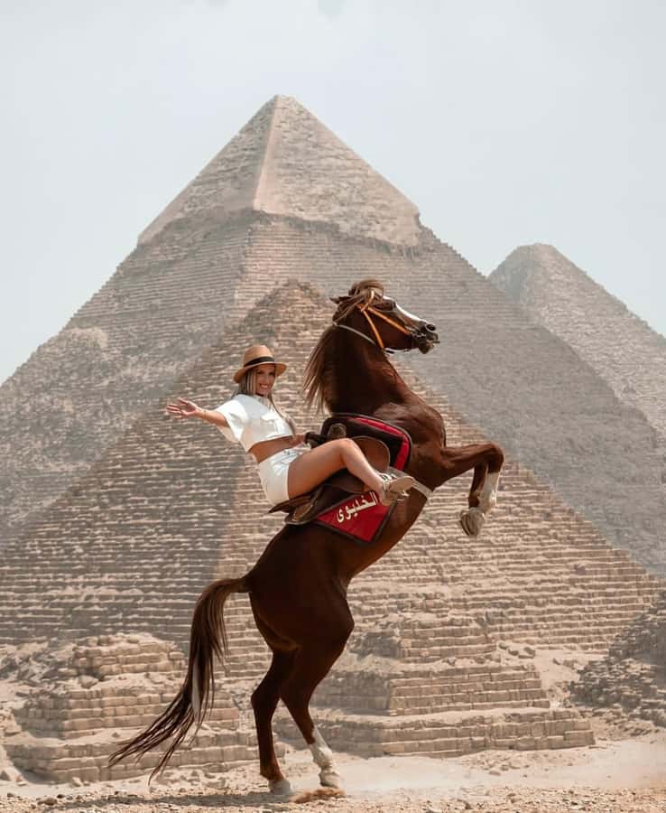 Cairo: Giza pyramids, Sphinx, and Great Pyramid Tour - Meeting your guide in Cairo