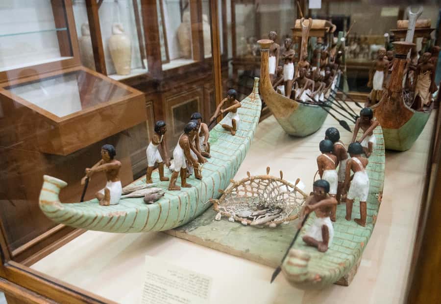 Cairo: Great Pyramids of Giza and Egyptian Museum Tour - The camel ride and desert atmosphere