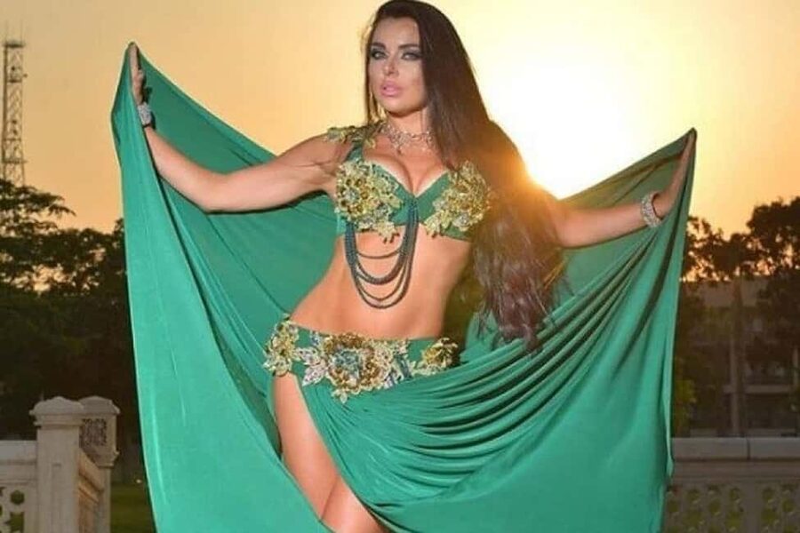 Cairo: Nile Dinner Cruise with Belly Dancer Show and Music - Boarding the boat and finding the best seat