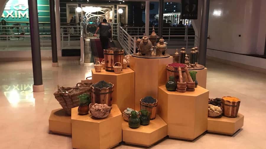 Cairo: Nile Maxim Luxurious Dinner Cruise with Dance Show - Dinner: Egyptian flavors with international choices