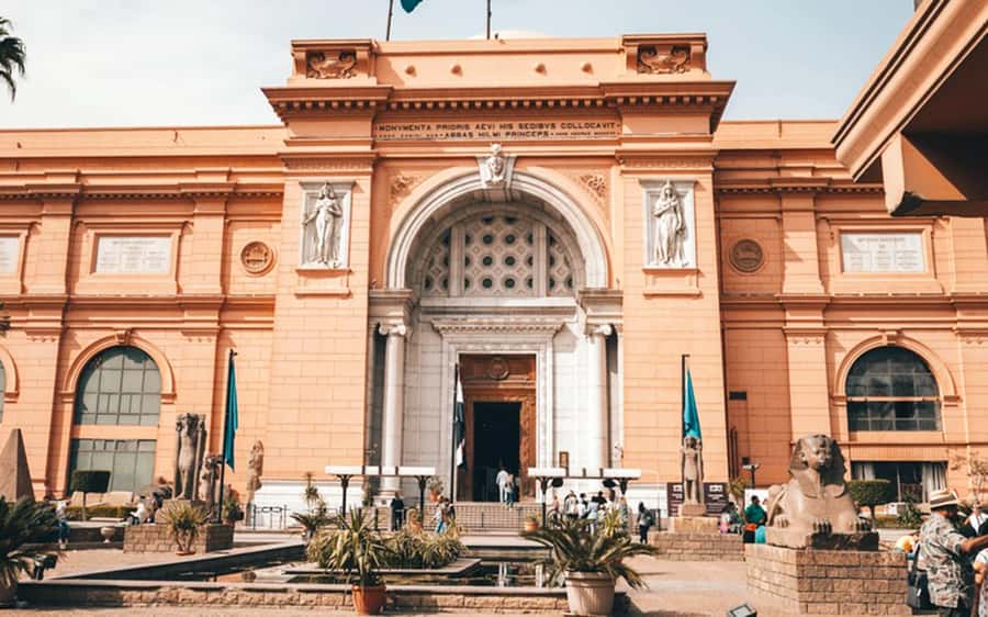 Cairo: Pyramids, Museum & Khan el-Khalili - The Valley Temple and Sphinx add the human detail
