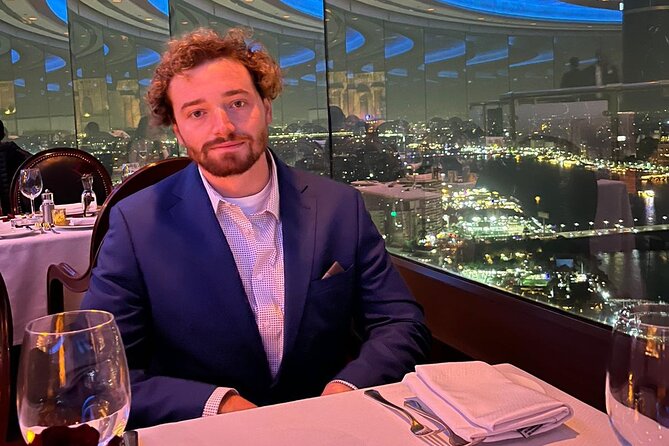 Dinner between clouds by full rotating restaurant - Service, music, and the pace of the meal