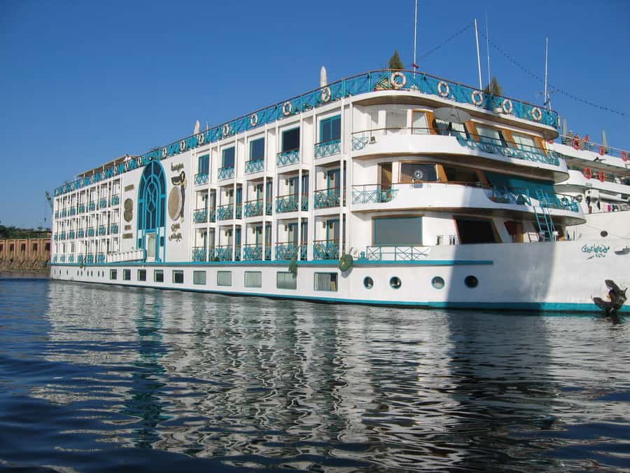From Cairo: 4-Day Nile Cruise from Aswan to Luxor with Meals - Guides, group size, and communication