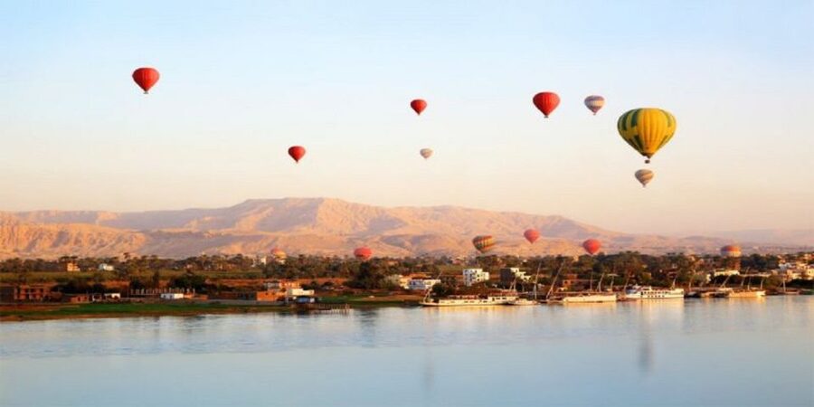 From Hurghada: 1-Night in Luxor, Hot Air Balloon, & Transfer - The big attraction: Luxor from a hot air balloon