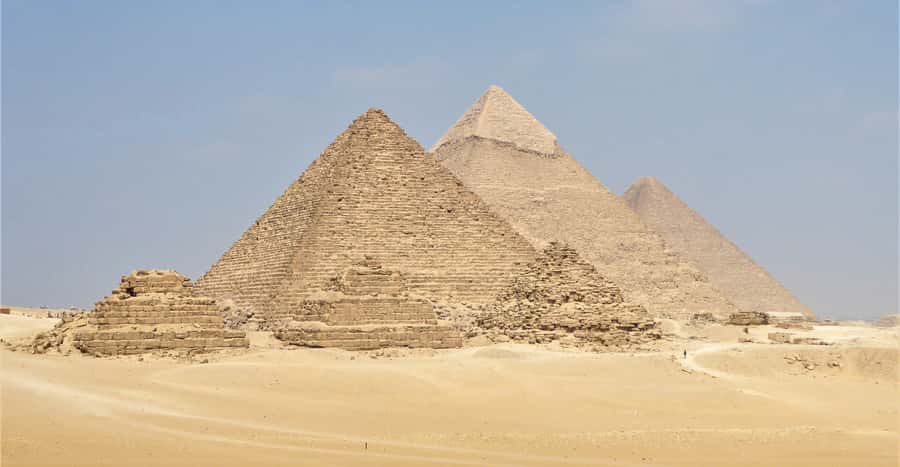 From Hurghada: Pyramids and Egyptian Museum Tour & Boat Ride - Lunch at a local restaurant