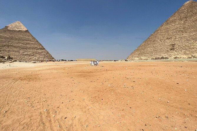Full-Day Pyramids of Giza Tour from Hurghada - The guide and the group format