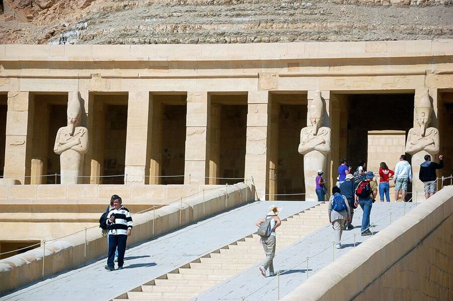 Hurghada: 2-Day Luxor Tour with Hotel, Balloon, & Nile Boat - The road from Hurghada to Luxor