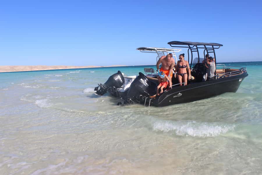 Hurghada: 4 Island Hopping Tour Dolphin, Snorkeling & Lunch - A speedboat start from Hurghada