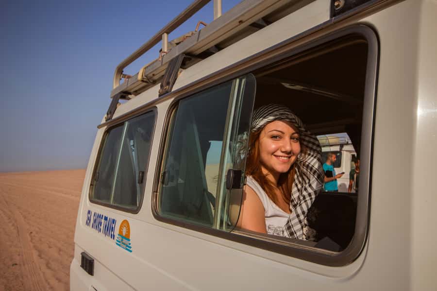 Hurghada: 6-Hour Jeep Desert Safari, Dinner, and Show - Sahara Park show after dark