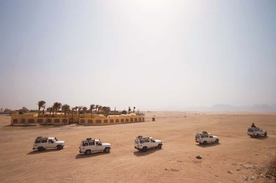 Hurghada: 6-Hour Jeep Desert Safari, Dinner, and Show - Looking at stars through a digital telescope