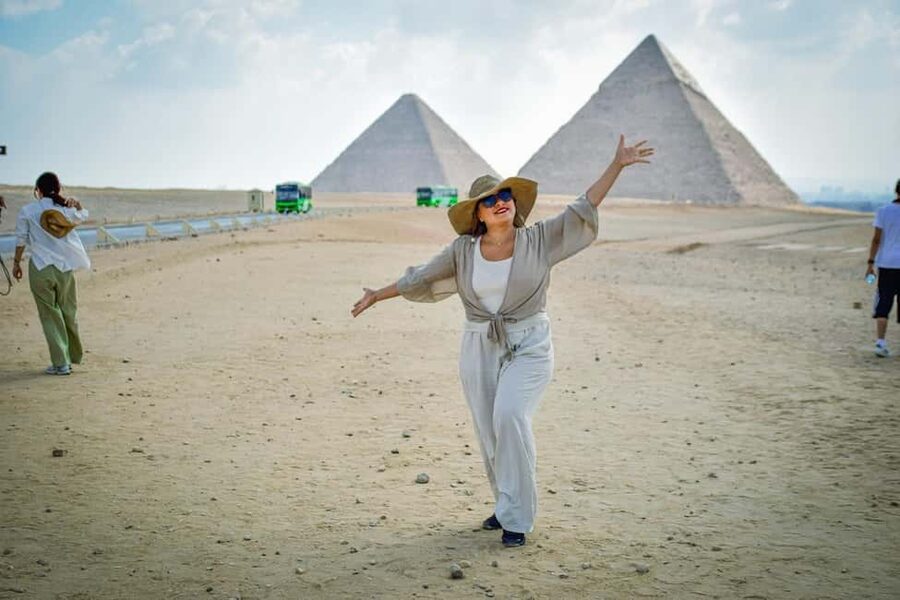 Hurghada: Cairo Pyramids, Sphinx & Egyptian Museum Day Trip - Meeting your Egyptologist guide in Cairo