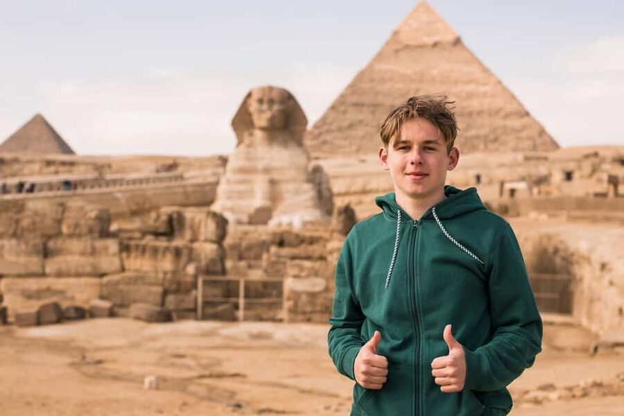 Hurghada: Cairo Pyramids, Sphinx & Egyptian Museum Day Trip - Egyptian lunch with a local flavor