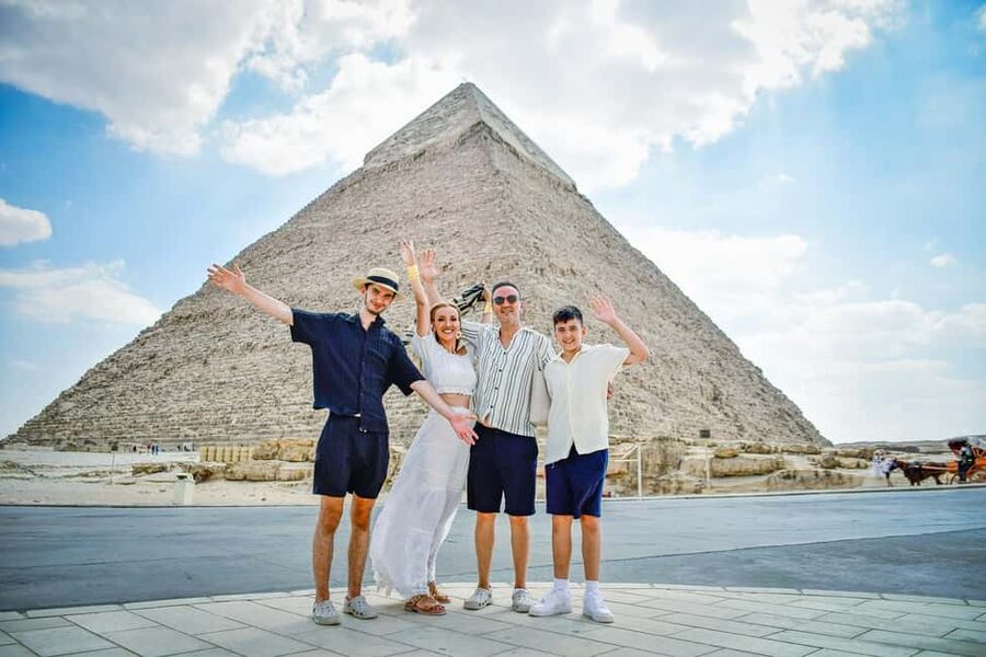 Hurghada: Cairo Pyramids, Sphinx & Egyptian Museum Day Trip - Facing the Great Pyramid of Khufu