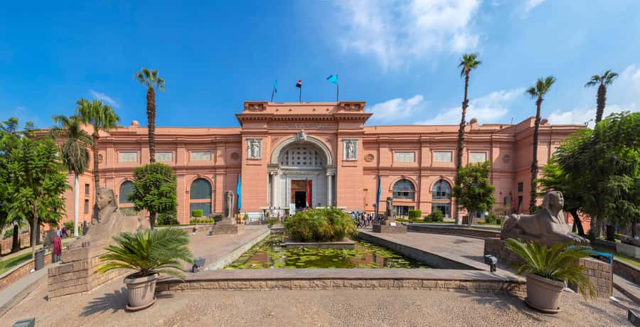 Hurghada: Cairo Pyramids, Sphinx, Museum & Bazaar Day Tour - Meeting your Egyptologist guide in Cairo