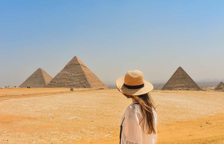 Hurghada: Cairo Pyramids, Sphinx, Museum & Bazaar Day Tour - Khan El Khalili and El Moez Street