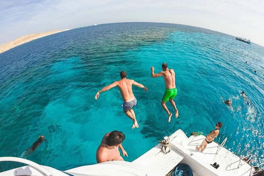 Hurghada: Dolphin & Coral Reef Snorkeling Tour with Lunch - What to Pack for a Comfortable Day