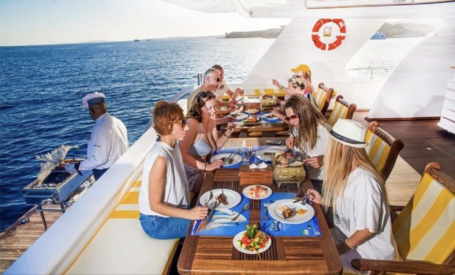 Hurghada: Elite vip snorkeling cruise with BBQ buffet lunch - Who will get the most from this cruise?