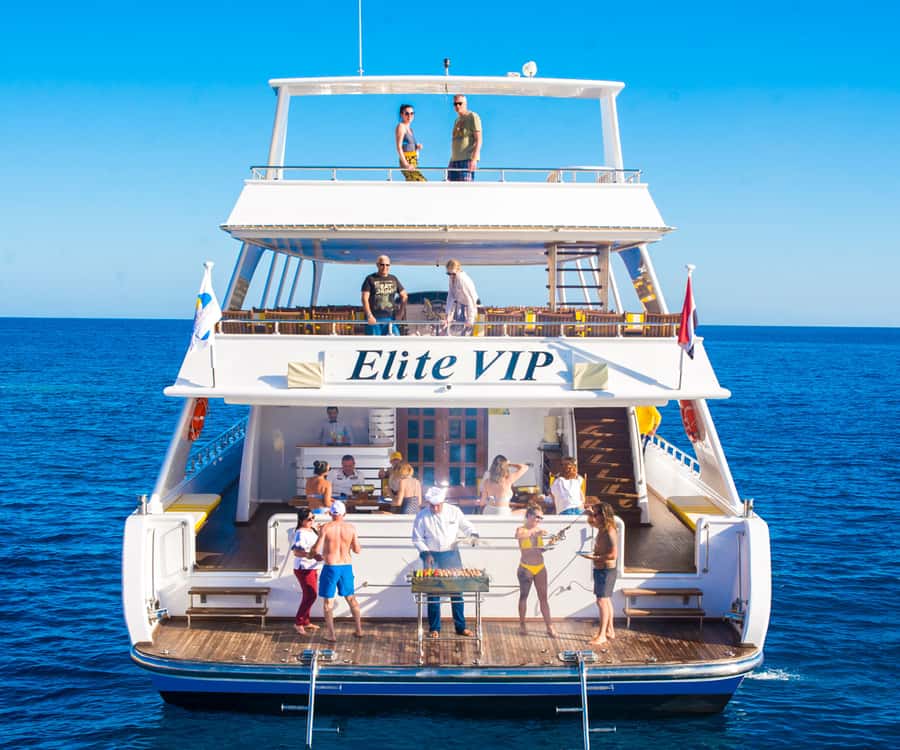 Hurghada: Elite vip snorkeling cruise with BBQ buffet lunch - What the first reef stop is like