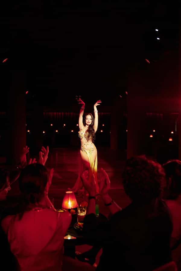 Hurghada: Naz Cabaret ticket with beverages - Timing and the late start