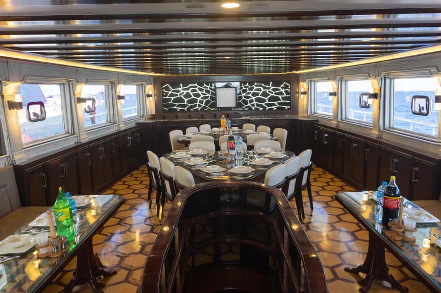 Hurghada: Orange & Giftun Island Cruise with Massage & Lunch - Lunch on board, with a late serving time
