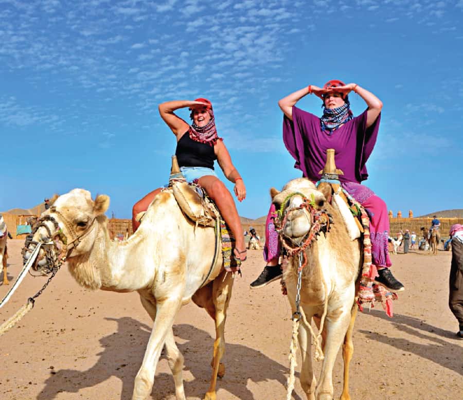 Hurghada: Safari Jeep & Camel Ride with BBQ Dinner & Show - A five-minute camel ride