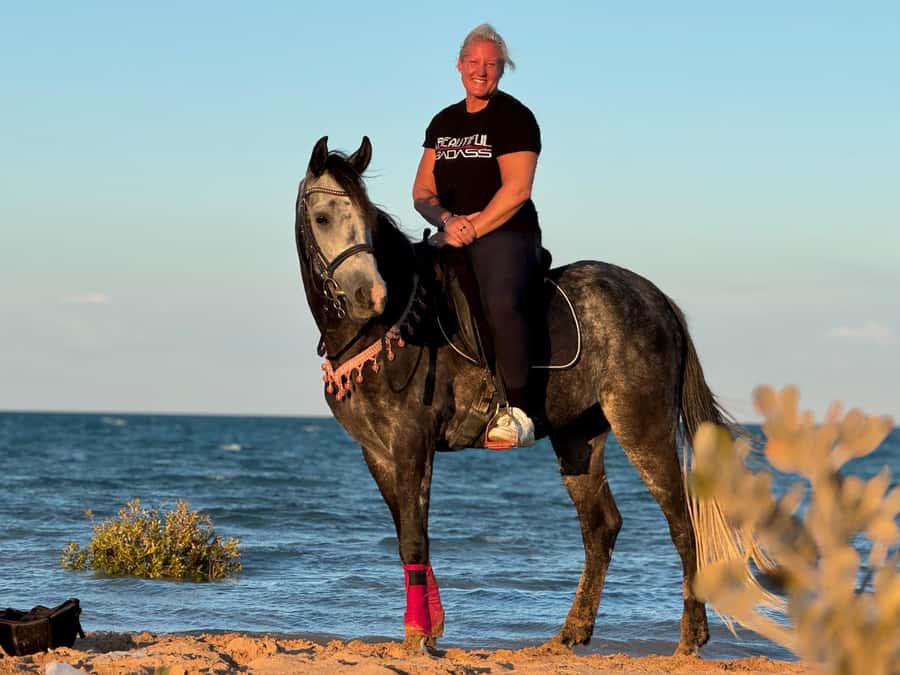 Hurghada: Sea & Desert Horse Riding tour/w Swimming&Transfer - Riding through the desert toward the Red Sea