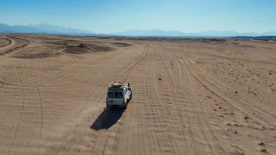 Hurghada: Star Stargazing Desert Adventure by Jeep & Dinner - Tea, dates, and a small farm in the desert