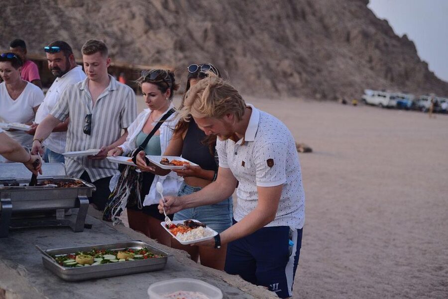 Hurghada: Star Watching Desert Adventure by Jeep with Dinner - Group size, guides, and the pace of the evening