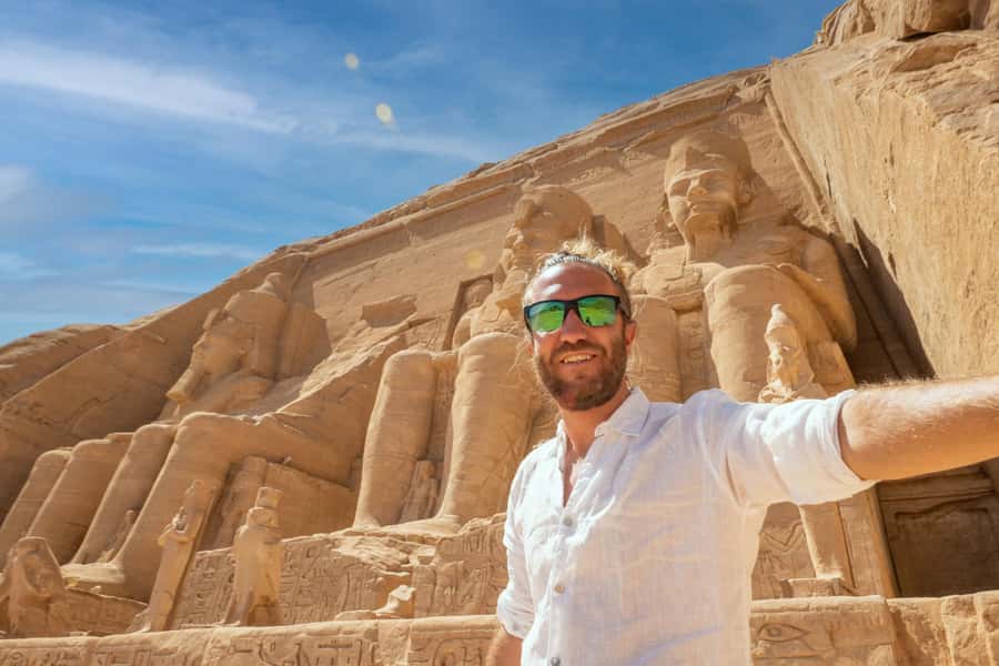 Luxor: Abu Simbel Temple Private Guided Day Trip with Lunch - A private car makes the long road manageable