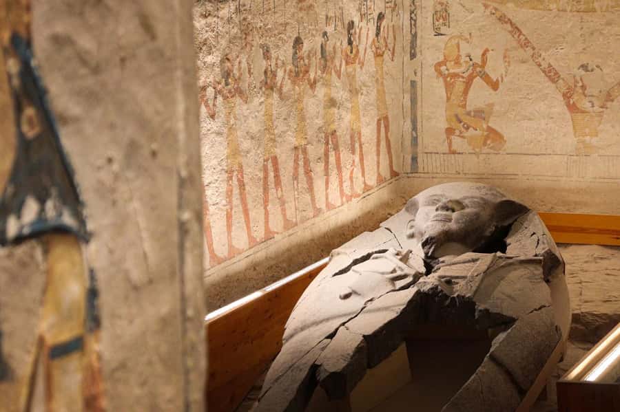 Luxor Day Trip from Hurghada Small Group & Tutankhamun Tomb - Hatshepsut’s temple and the story of a female pharaoh