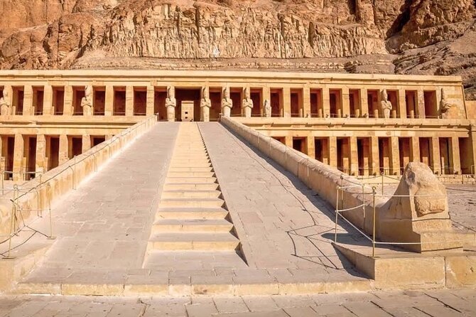 Luxor : Full Day Tour to Luxor West and East Banks & Lunch - Lunch at a local restaurant