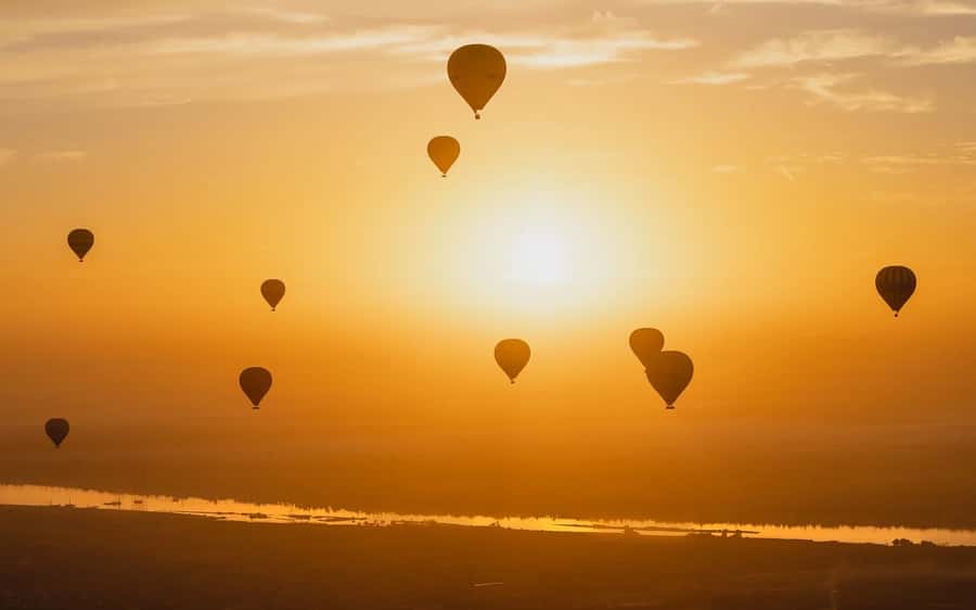Luxor: Hot Air Balloon Ride over Luxor Relics - Landing with the ground crew