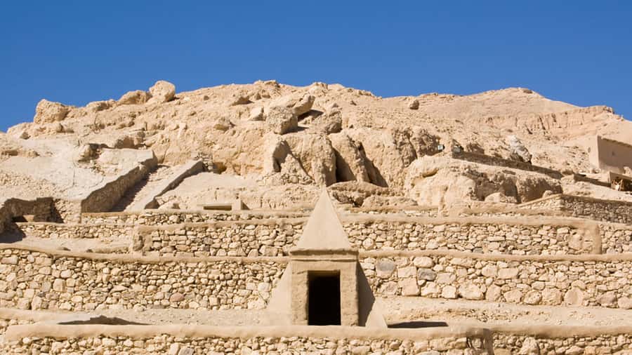 Luxor: Medinet Habu, Deir el-Medina & Valley of Queens Tour - What the strongest guide service looks like