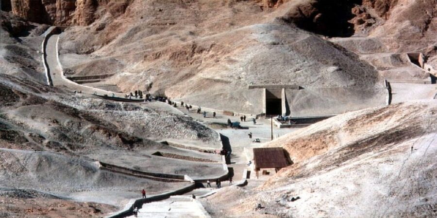 Luxor: Valley of the Kings and Queens Guided Tour with Lunch - Colossi of Memnon is a quick but worthwhile stop