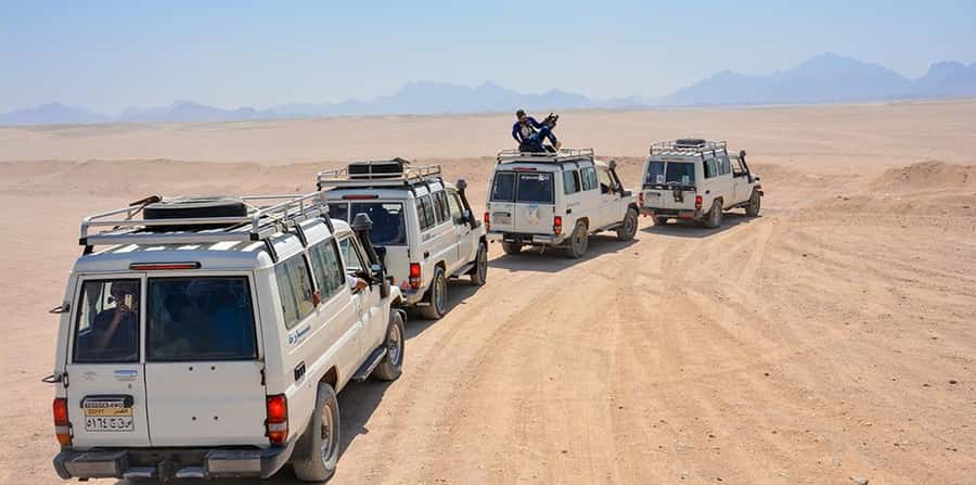 Makadi Bay: Jeep Safari Adventure with Bedouin guide - Sunset, dinner, and the evening program