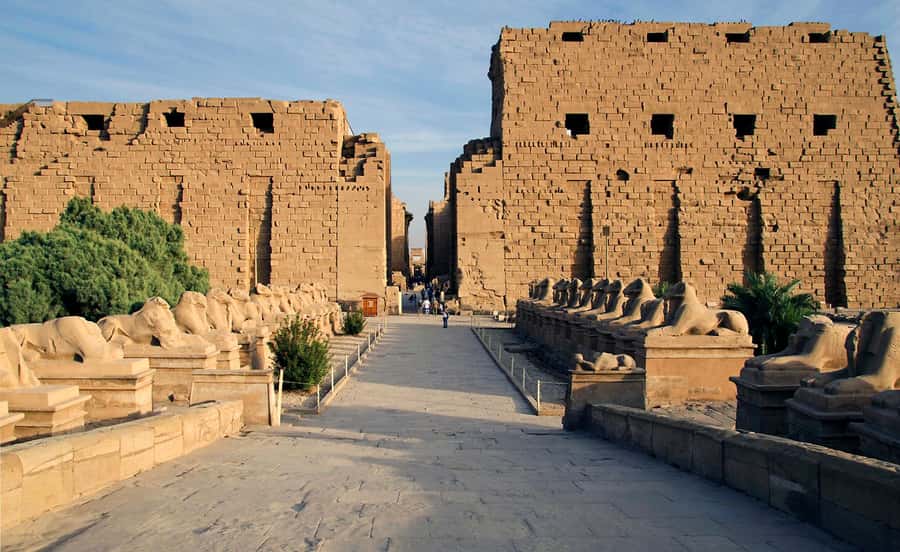 Makadi Bay: Luxor Highlights & King Tut Tomb Full-Day Tour - Lunch and a short Nile crossing