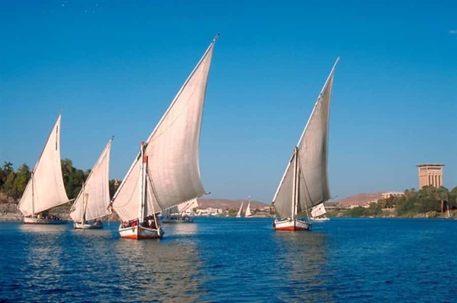 Makadi Bay: Luxor Highlights & King Tut Tomb Full-Day Tour - Karnak Temple and the scale of the Theban Triad