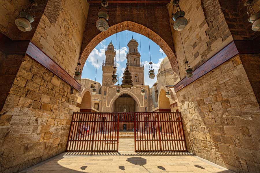 Old Cairo Guided Walk Tour: History, Culture & Street Bites - Al-Hussein Mosque and a moment of quiet