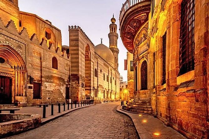 Private Day Tour Pyramids of Giza, Egyptian Museum and Bazaars - Two hours in Khan El Khalili