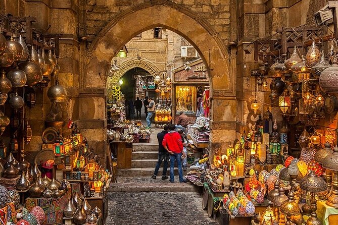 Private Day Tour Pyramids of Giza, Egyptian Museum and Bazaars - Private transport and the value of a personal guide