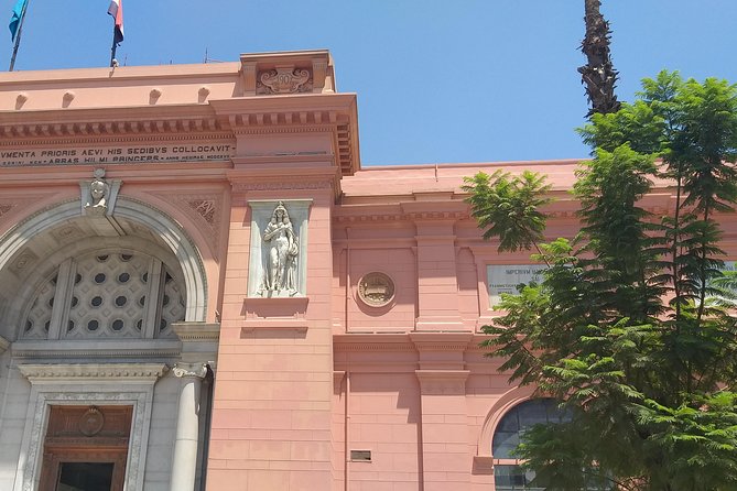 Private Tour: Discover Giza Pyramids, Sphinx & Egyptian Museum - Reading the Egyptian Museum with a guide