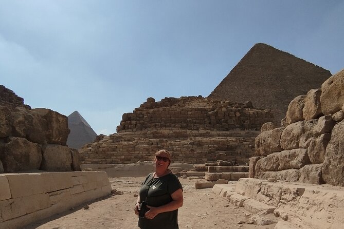 Private Tour To The Great Pyramids and Sphinx with lunch - Lunch, water, and a break from the heat