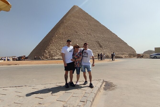 Private Tour To The Great Pyramids and Sphinx with lunch - Seeing all three pyramids at the Giza Plateau